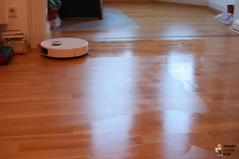 Im Test wischt der Dreame L10s Pro Ultra Heat den Boden.
